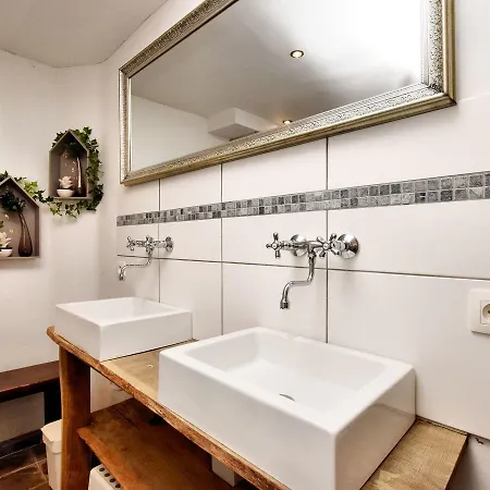 Spacious In With Garden *